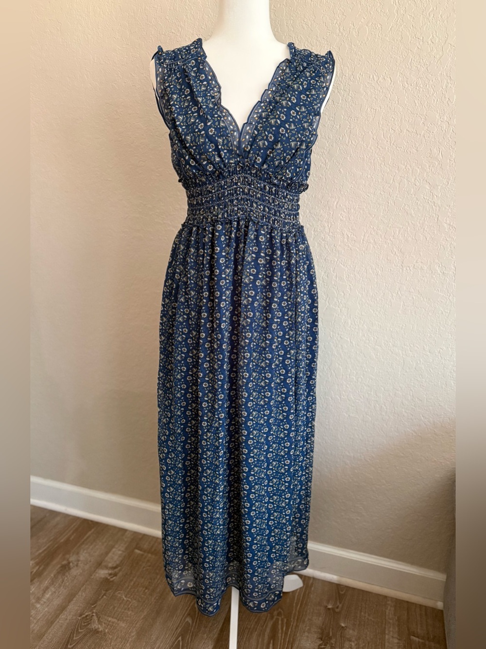 Max Studio Style 7905Y63 Georgette Smocked Maxi Dress - Medium - Picture 1 of 8